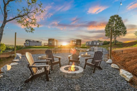 Seating area, Entertainment, Sunset, fireplace