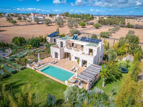 Property building, Natural landscape, Bird's eye view, Garden, Garden view, Pool view, Swimming pool, sunbed