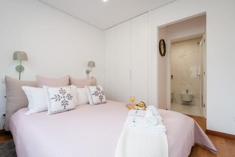 Bed, Bathroom, Bedroom, towels