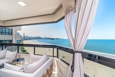 Communal lounge/ TV room, Bird's eye view, View (from property/room), Living room, City view, Sea view, Street view