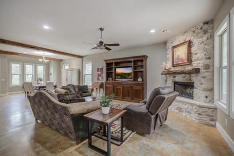 Hill Country Escape Hot Tub Pet Friendly House in Dripping Springs