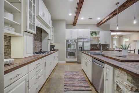 Hill Country Escape Hot Tub Pet Friendly House in Dripping Springs