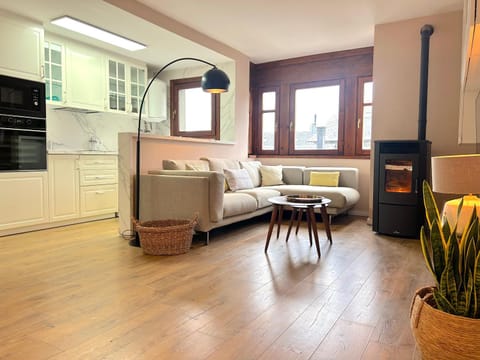 TV and multimedia, Kitchen or kitchenette, Living room, Seating area