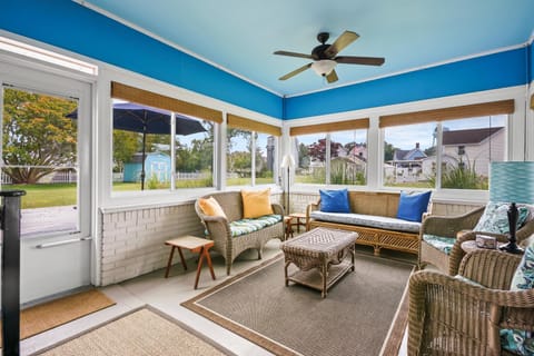 A 'Teague of Our Own - Pet friendly & In town! House in Chincoteague Island