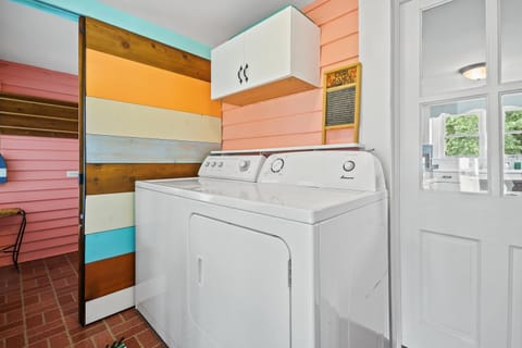 A 'Teague of Our Own - Pet friendly & In town! House in Chincoteague Island