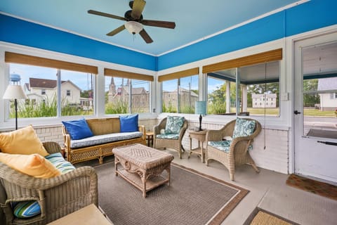 A 'Teague of Our Own - Pet friendly & In town! House in Chincoteague Island