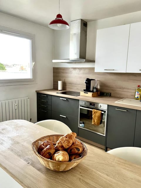 Coffee/tea facilities, Kitchen or kitchenette, Food, stove