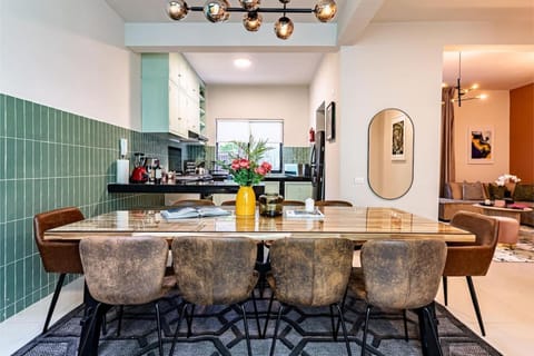 Kitchen or kitchenette, Dining area