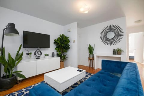 TV and multimedia, Living room, Seating area, Evening entertainment