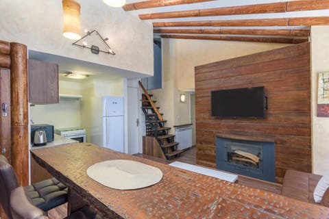 TV and multimedia, Living room, Seating area, Dining area, fireplace, heating