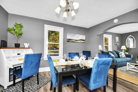 Living room, Seating area, Dining area