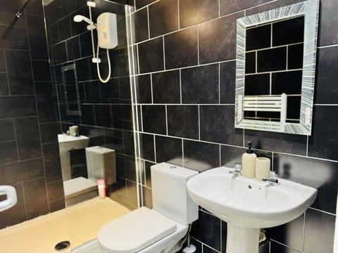 Room 1 Shared House in L7 Bed and Breakfast in Liverpool