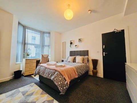 Room 1 Shared House in L7 Bed and Breakfast in Liverpool