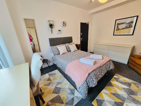 Room 1 Shared House in L7 Bed and Breakfast in Liverpool