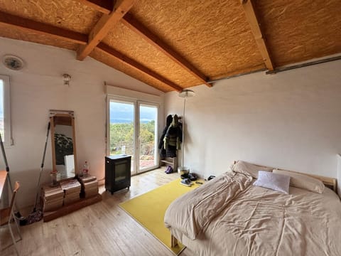 Bed, Photo of the whole room, Bedroom, towels