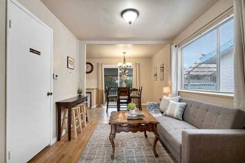 Communal lounge/ TV room, Seating area, Dining area, heating, internet, air conditioner