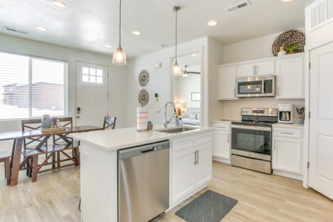 Walk to Marina and Lake Spacious Garden City Gem! House in Garden City