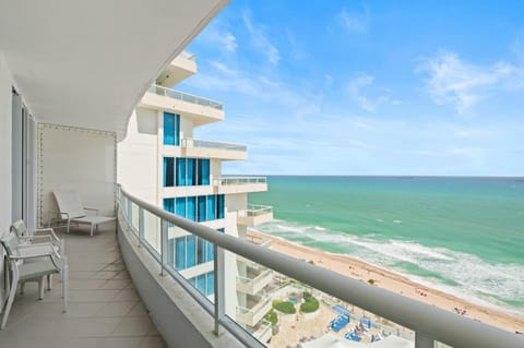 View (from property/room), Balcony/Terrace, Beach, Sea view, sunbed