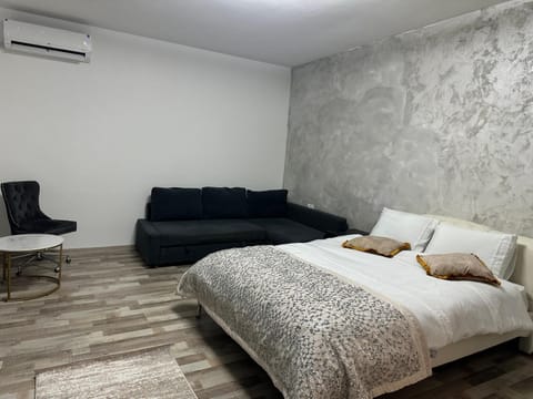 Bedroom, air conditioner