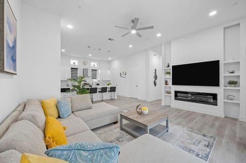 Communal lounge/ TV room, Living room, Seating area