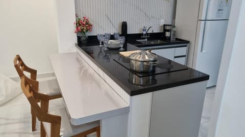 Coffee/tea facilities, Kitchen or kitchenette, Dining area, stove