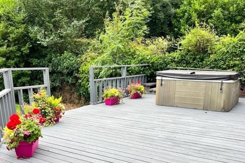 House-Sleeps10-HotTub-Garden-Parking-10minToTown House in Burton upon Trent