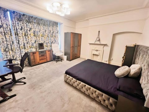 House-Sleeps10-HotTub-Garden-Parking-10minToTown House in Burton upon Trent