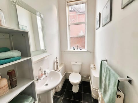 House-Sleeps10-HotTub-Garden-Parking-10minToTown House in Burton upon Trent