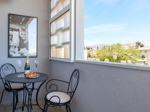 Day, Balcony/Terrace, Decorative detail, Seating area, City view, City view, Alcoholic drinks