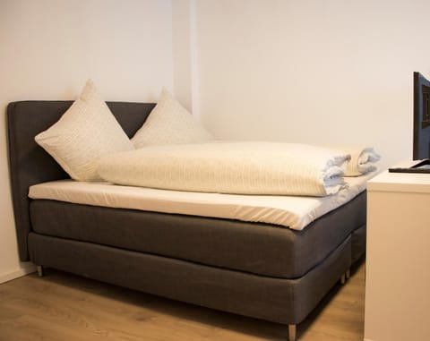 Bed, TV and multimedia, Bedroom