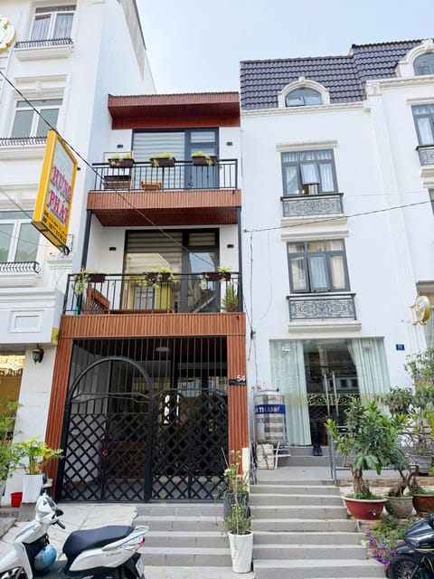 Property building, Day, Neighbourhood, Street view, Location