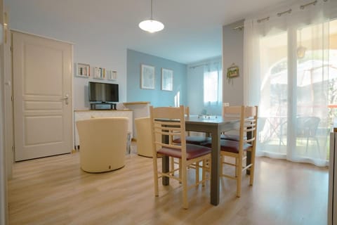 TV and multimedia, Kitchen or kitchenette, Living room, Seating area, Dining area