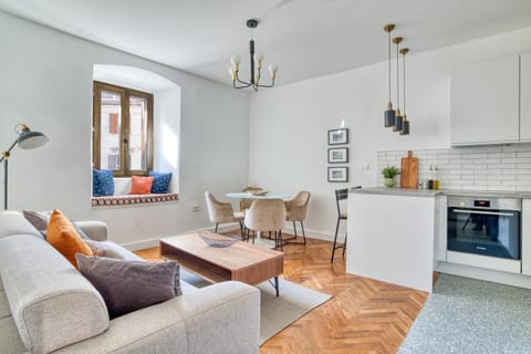 Kitchen or kitchenette, Living room, Seating area, Dining area