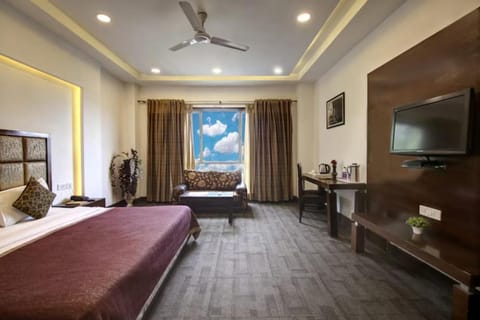 Bed, TV and multimedia, Photo of the whole room, Evening entertainment, Bedroom, air conditioner