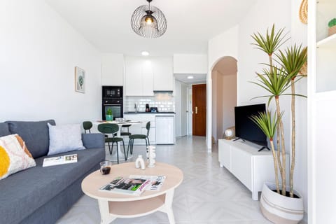 TV and multimedia, Kitchen or kitchenette, Living room, microwave, oven