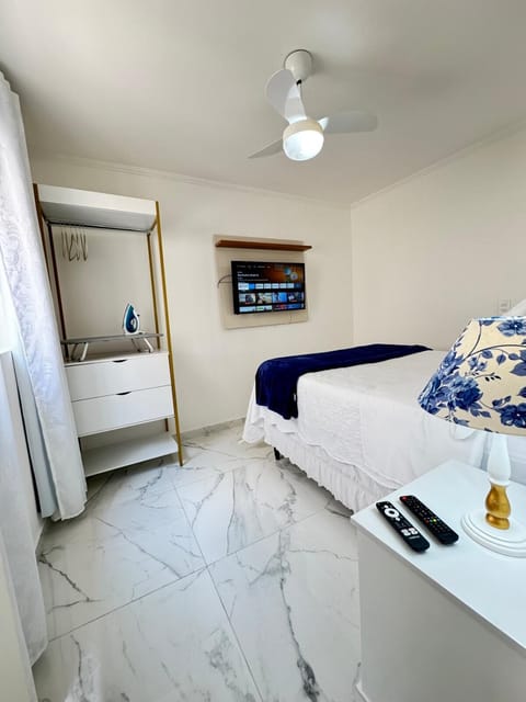 Bed, TV and multimedia, Photo of the whole room, Bedroom, towels