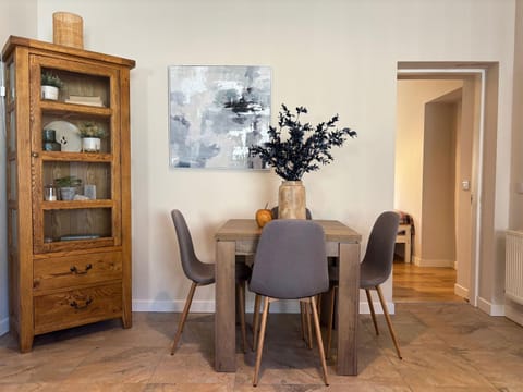 Decorative detail, Seating area, Dining area