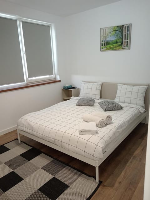 Bed, Bedroom, towels