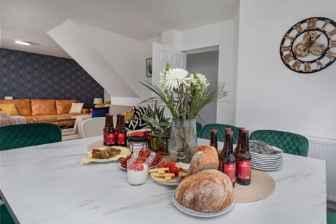 Food and drinks, Dining area, Breakfast, Continental breakfast