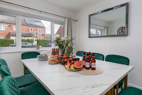 Food and drinks, Dining area, Street view, Quiet street view