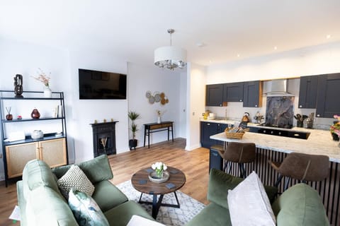 TV and multimedia, Kitchen or kitchenette, Living room, Seating area