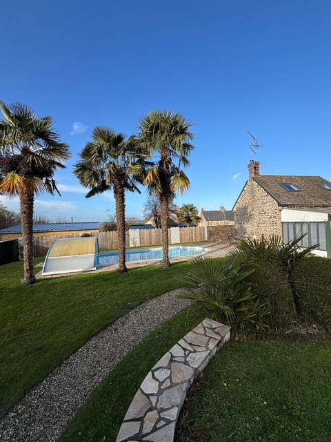 Property building, Natural landscape, Garden, Garden, Pool view, Swimming pool, Swimming pool