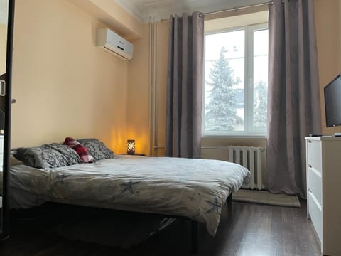 Communal lounge/ TV room, Bed, TV and multimedia, Photo of the whole room, Bedroom, air conditioner