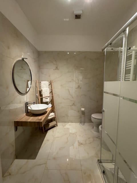 Shower, Toilet, Bathroom, towels