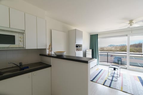 De Zandroos - zicht op duinen en zee Apartment in De Panne