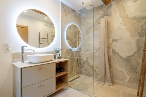 Shower, Bathroom, towels