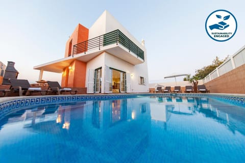 Swimming pool, sunbed