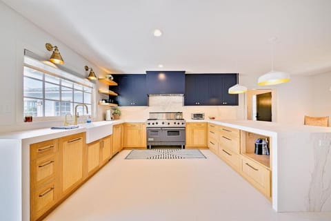 La Jolla Shores Perfection with Hot Tub, Fence Yard, AC & Grill House in La Jolla Shores