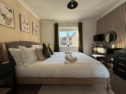 Bed, TV and multimedia, Photo of the whole room, Bedroom, towels