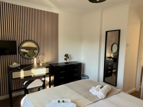 Bed, TV and multimedia, Photo of the whole room, Bedroom, hair dresser, towels, wardrobe